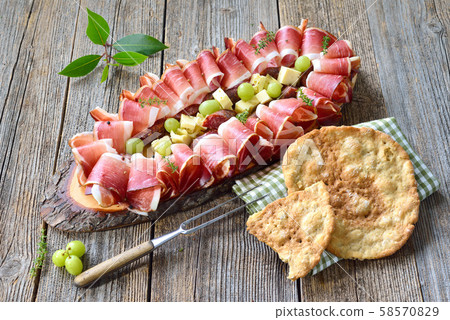 South Tyrolean snack with bacon, salami and aged mountain cheese, served with local crunchy  bread 58570829