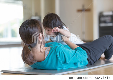 person, younger, mam 58571318