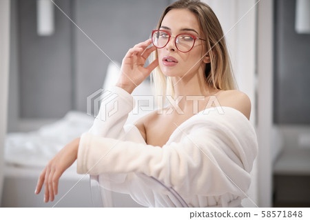 Beauty woman with perfect smile looking at camera 58571848