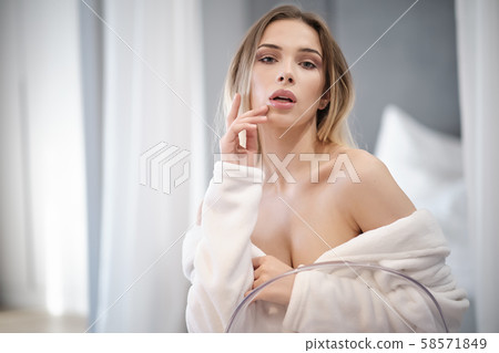 Beauty woman with perfect smile looking at camera 58571849