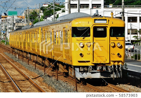 普通列車（115系列）進入三洋本線和新口站 58573903