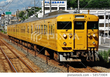 普通列車（115系列）進入三洋本線和新口站 58573904