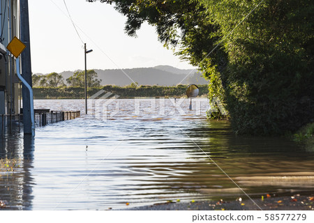 淹沒的道路淹沒的封閉道路危險 淹沒的道路淹沒的封閉道路危險 58577279