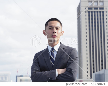 與橫渡的胳膊的商人 58578821