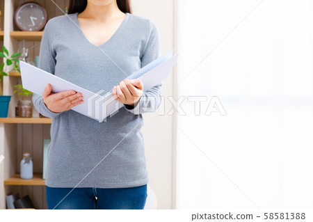 讀一本圖畫書的女人 58581388