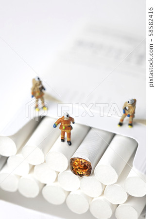 微型消防員撲滅一包香煙上的香煙 58582416