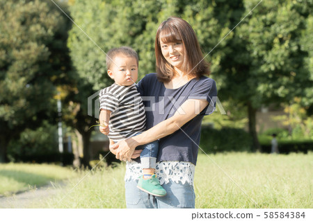 父母和孩子（2歲的孩子）在公園 58584384