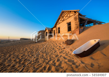 Empty bathtub in Kolmanskop ghost town, Namibia 58584907