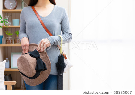 女人出去逛街購物 女人出去逛街購物 58585007
