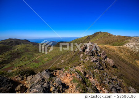 《Kuju Mountain Range, Oita Prefecture》 Mountain climbing route and ridgeline to Mt. 《Kuju Mountain Range, Oita Prefecture》 Mountain climbing route and ridgeline to Mt. 58590196