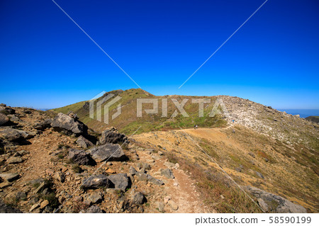 《Kuju Mountain Range, Oita Prefecture》 Mountain climbing route and ridgeline to Mt. 58590199