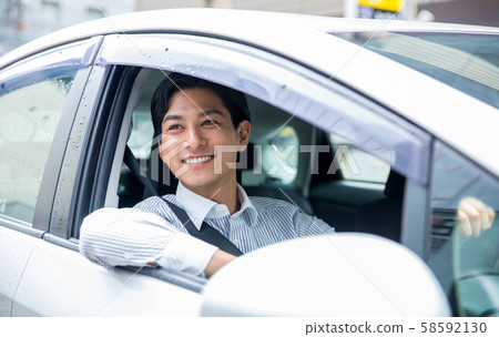 一個人騎著一輛車 一個人騎著一輛車 58592130