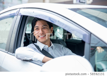 一個人騎著一輛車 一個人騎著一輛車 58592131