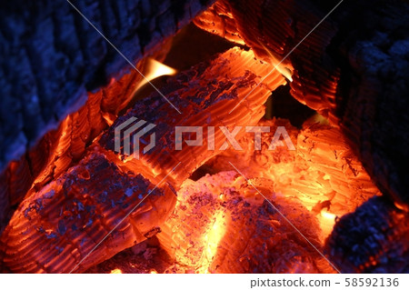 燃燒的柴火 燃燒的柴火 58592136