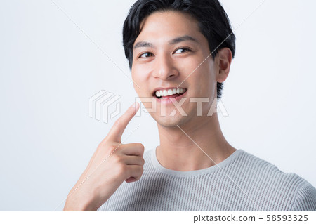 A man with clean teeth 58593325