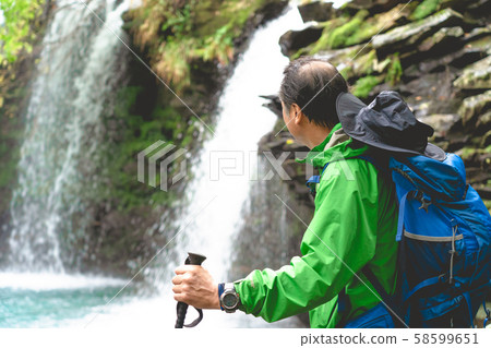 徒步旅行高級登山瀑布 58599651