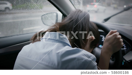 woman feel depressed in car 58600186
