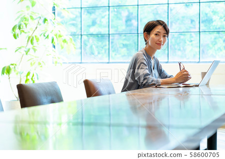 Business woman, businesswoman, female business person 58600705