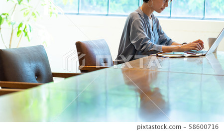 Business woman, businesswoman, female business person 58600716