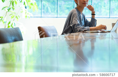 Business woman, businesswoman, female business person 58600717