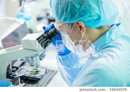 asian scientist use microscope asian scientist use microscope 58600976