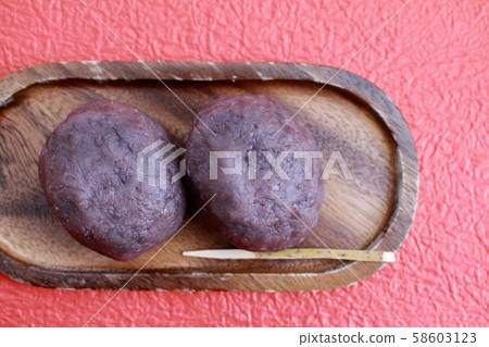 用和紙和竹籤製作的豆沙餡手工荻 58603123