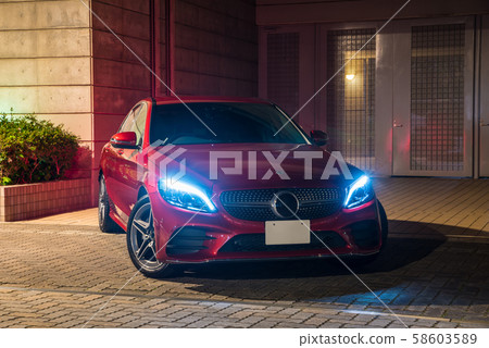 酒紅色的汽車和公寓的夜景 酒紅色的汽車和公寓的夜景 58603589