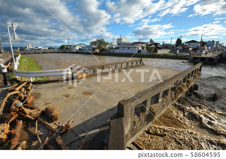 A collapsed bridge over the Akiyama River, flooded by Typhoon # 19 58604595