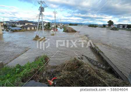 被19號颱風淹沒和破壞的秋山河，泥濘的河流流入居民區 58604604