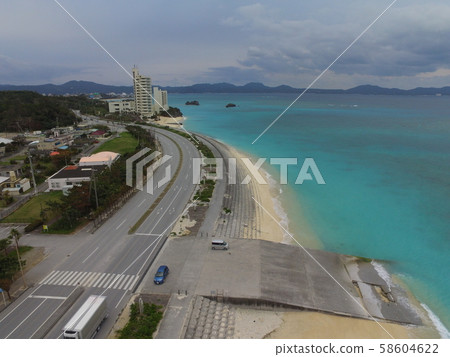 海岸線〜用無人機的鳥瞰圖（Oyama Nago city，Okinawa） 58604622