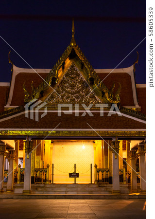 Wat Po, The Temple of reclining buddha, at night 58605339