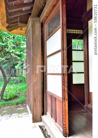 煙草和百葉窗 58610731