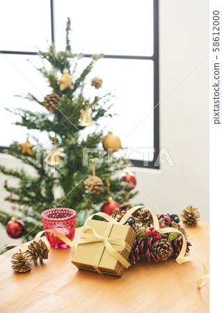 Christmas gift and tree 58612000