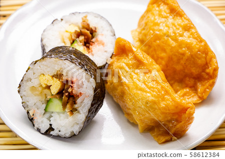 Sukeroku壽司。什錦稻荷壽司和紫菜壽司。 58612384