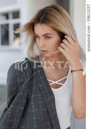 Fashion portrait of a beautiful young woman Fashion portrait of a beautiful young woman 58613257