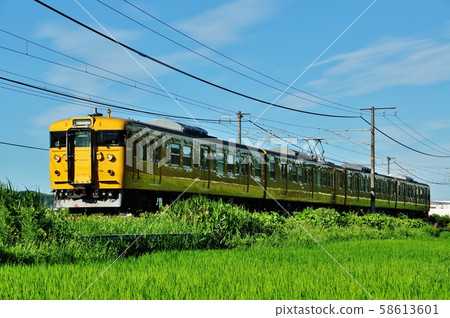 Regular train (115 series) running between Sanyo Main Line, Niwase and Nakasho Station Regular train (115 series) running between Sanyo Main Line, Niwase and Nakasho Station 58613601