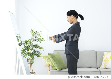 一個在上班前穿衣服的女人 一個在上班前穿衣服的女人 58614224