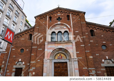 米蘭聖巴維拉教堂多雲天空 58614489