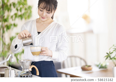 一個喜歡在家裡淋上濃咖啡和牛奶拿鐵的女人 一個喜歡在家裡淋上濃咖啡和牛奶拿鐵的女人 58615182