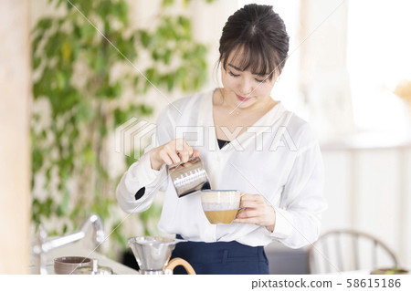一個喜歡在家中像牛奶一樣溫和滴加卡布奇諾咖啡的女人 一個喜歡在家中像牛奶一樣溫和滴加卡布奇諾咖啡的女人 58615186