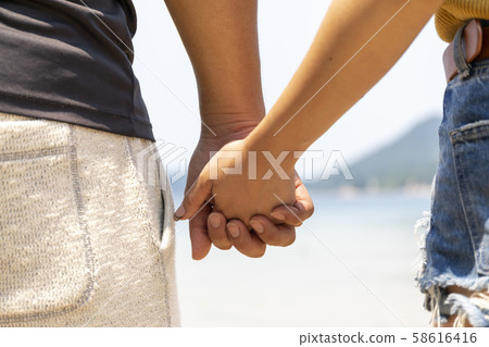 情侶手牽手在沙灘上 58616416
