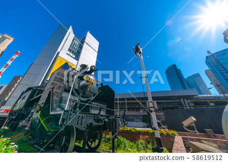 東京都市風景在日本看在Shimbashi駐地和摩天大樓前面的Shinbashi SL正方形在Shiodome 東京都市風景在日本看在Shimbashi駐地和摩天大樓前面的Shinbashi SL正方形在Shiodome 58619512