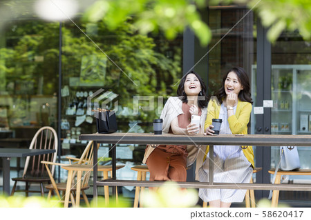 年輕女子咖啡館 58620417