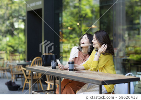 Young woman cafe 58620418