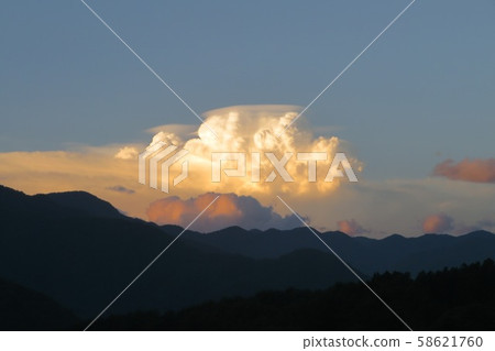 Oil painting-like clouds Oil painting-like clouds 58621760