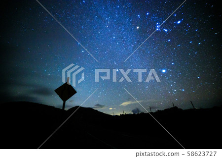 《愛媛縣四國喀斯特》四國喀斯特的星空和巨大的冬季三角形 《愛媛縣四國喀斯特》四國喀斯特的星空和巨大的冬季三角形 58623727
