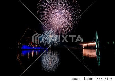 富山縣海王丸公園富山新光煙花節船隻和煙花的照明 58626186