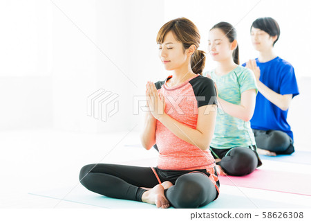 瑜伽健身運動健身房女人行使 58626308