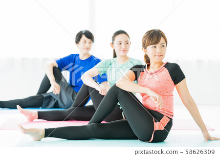 瑜伽健身運動健身房女人行使 58626309
