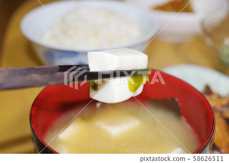 I picked up the tofu in the miso soup I picked up the tofu in the miso soup 58626511